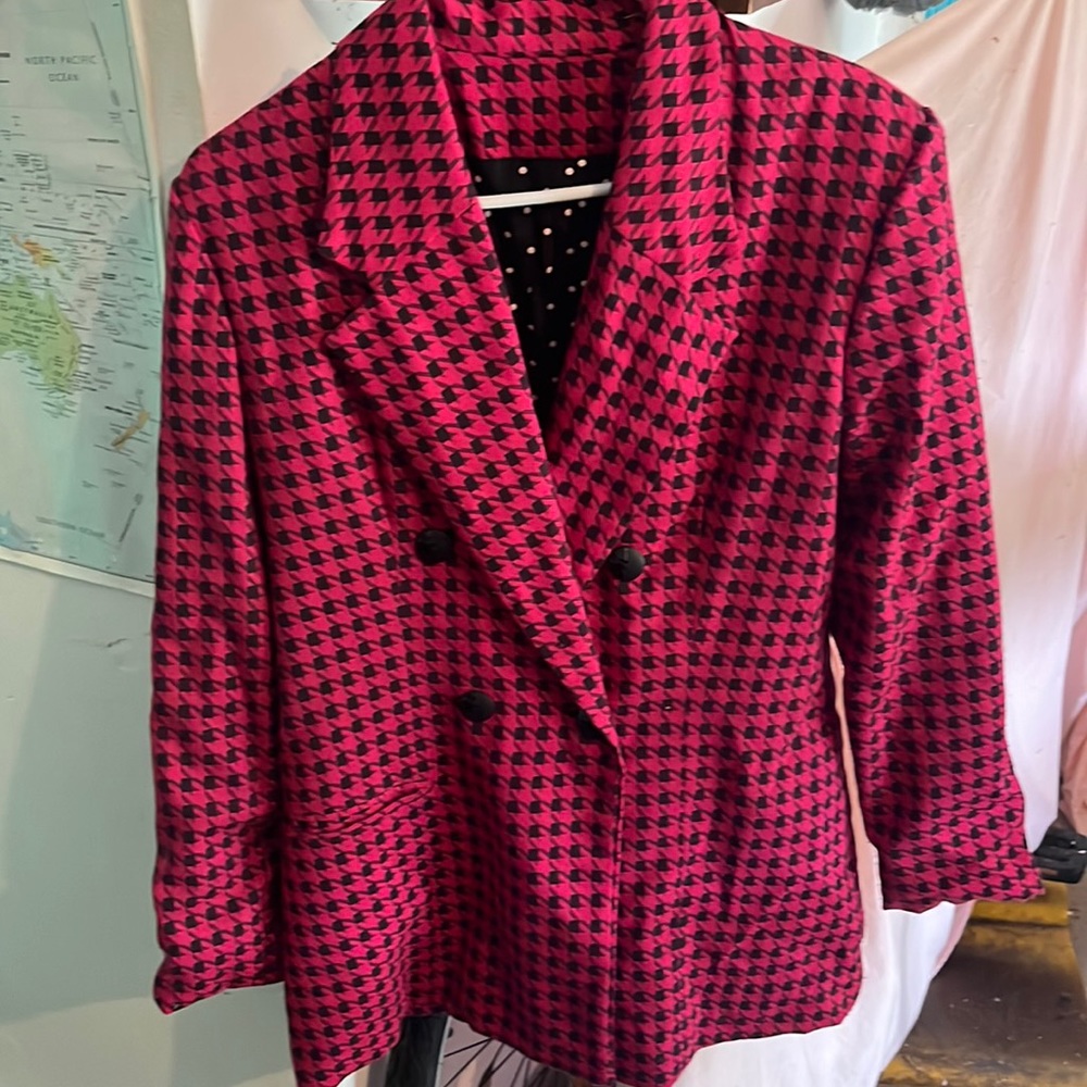 Fushia and black houndstooth blazer